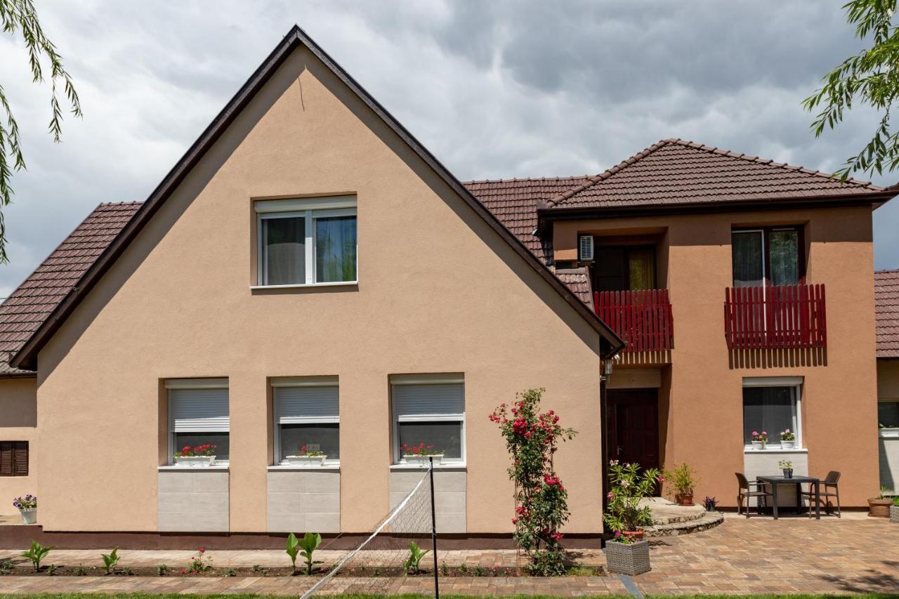 Linett Apartman Hajdúszoboszló Exterior foto