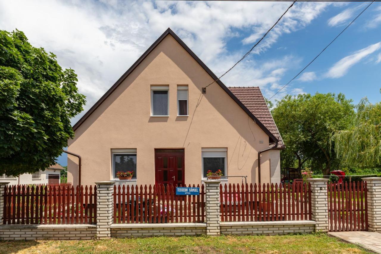 Linett Apartman Hajdúszoboszló Exterior foto